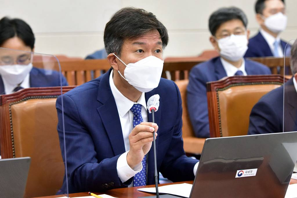 8일 국회에서 열린 기획재정위원회의 국세청 등에 대한 국정감사에서 김대지 국세청장이 의원 질의를 받고 있다/사진=공동취재사진