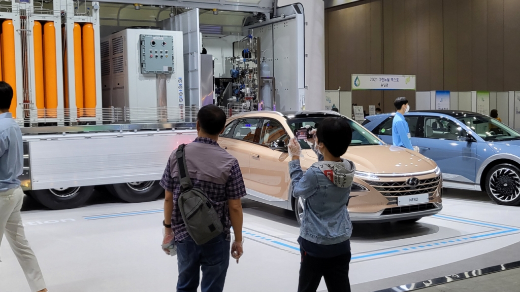 8일 오전 11시30분쯤 경기도 고양 킨텍스 1전시관에서 열린 '2021 그린뉴딜엑스포' 현대차 부스에서 김하영군이 현대차 이동형 수소충전소 '에이치 무빙스테이션(H Moving Station)'의 사진을 찍고 있다/사진=이강준 기자