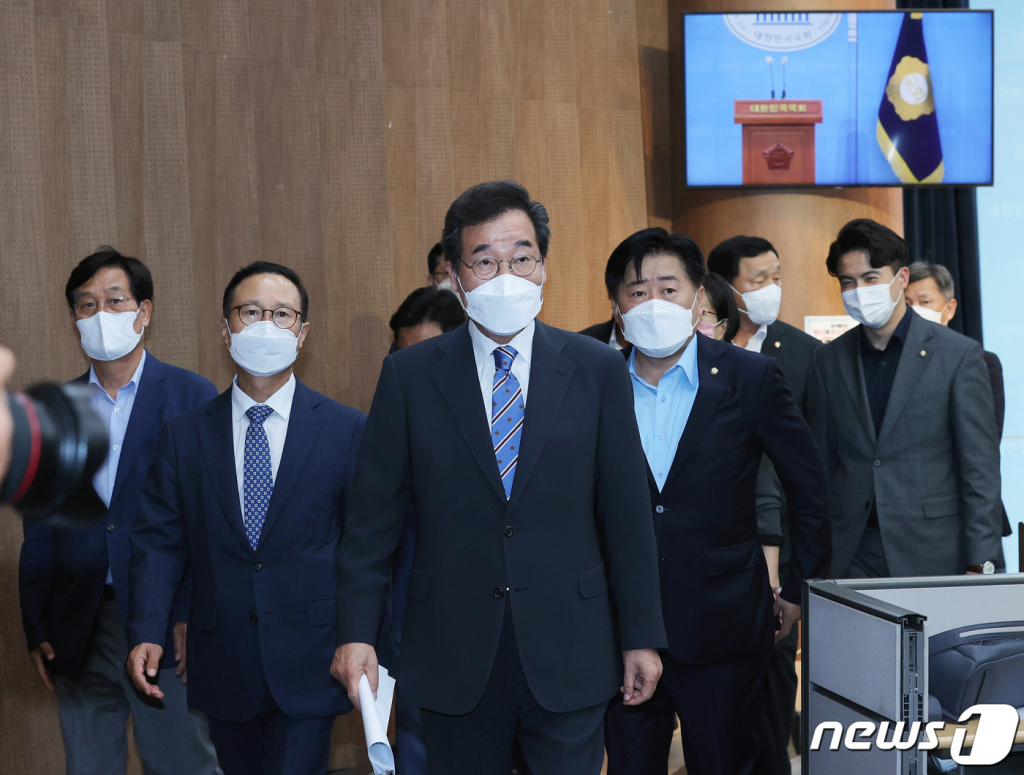 (서울=뉴스1) 이동해 기자 = 이낙연 더불어민주당 대선 경선 후보가 6일 서울 여의도 국회 소통관에서 기자회견을 열어 신복지 공약 8대 분야 120대 과제 발표를 마치고 회견장을 나서고 있다. 2021.10.6/뉴스1