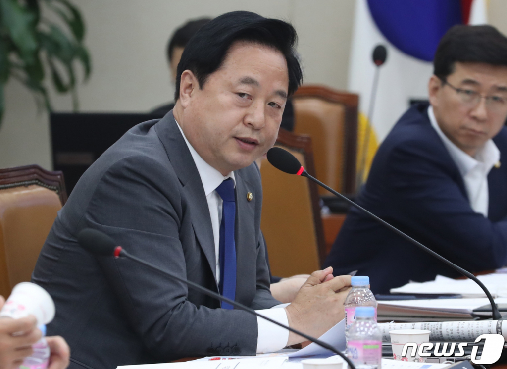 김두관 더불어민주당 의원이 지난해 6월17일 오후 서울 여의도 국회에서 열린 기획재정위원회 전체회의에서 홍남기 경제부총리 겸 기획재정부 장관에게 질의를 하고 있다. / 사진제공=뉴스1 