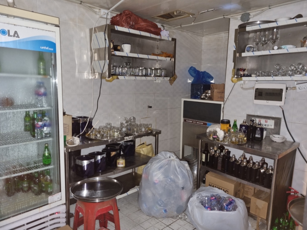 8일 오후 2시쯤 서울 강남구의 한 유흥업소가 사용한다고 추정되는 주방. 건물 1층부터 술냄새가 진동했고 양주병과 수많은 술병이 눈에 띄었다. 지난 6일 배우 최진혁(본명 김태호)은 이곳 주점에서 지인과 술자리를 가지다 경찰 단속에 걸려 감염병예방법 위반 혐의로 입건됐다./사진=조성준 기자