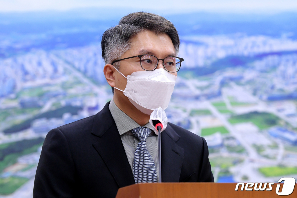 8일 오후 서울 여의도 국회에서 열린 국토교통위원회의 한국도로공사, 한국교통안전공단, 한국도로공사서비스(주) 등에 대한 국정감사에서 증인으로 출석한 류긍선 카카오모빌리티 대표가 의원들의 질의에 답하고 있다. /사진=뉴스1