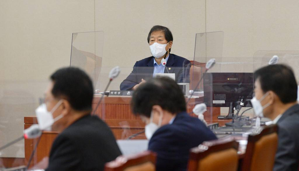 윤후덕 국회 기재위원장이 지난달 15일 국회에서 열린 기획재정위원회 전체회의를 주재하고 있다. 이날 기재위에서는 2021년도 국정감사계획서 채택의 건 등을 처리했다. / 사진제공=뉴시스