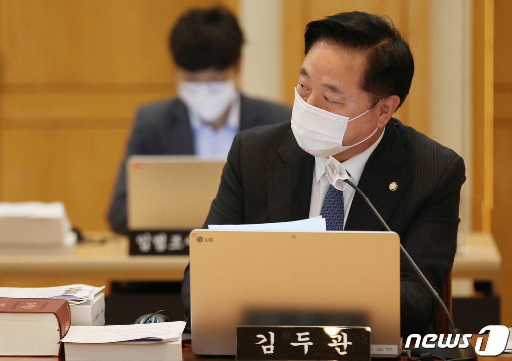 김두관 더불어민주당 의원이 지난해 10월20일 오전 대구 중구 동인동 한국은행 대구경북본부에서 열린 국회 기획재정위원회의 대구지방국세청과 한국은행 대구경북·포항본부에 대한 국정감사에서 질의하고 있다. / 사진제공=뉴스1  