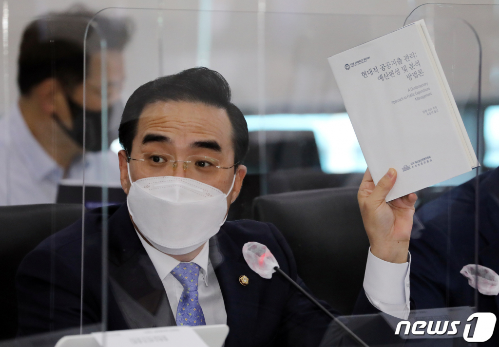 박홍근 더불어민주당 의원이 지난해 10월7일 정부세종청사에서 열린 국회 기획재정위원회의 기획재정부에 대한 국정감사에서 재정준칙 관련 질의를 하고 있다. / 사진제공=뉴스1