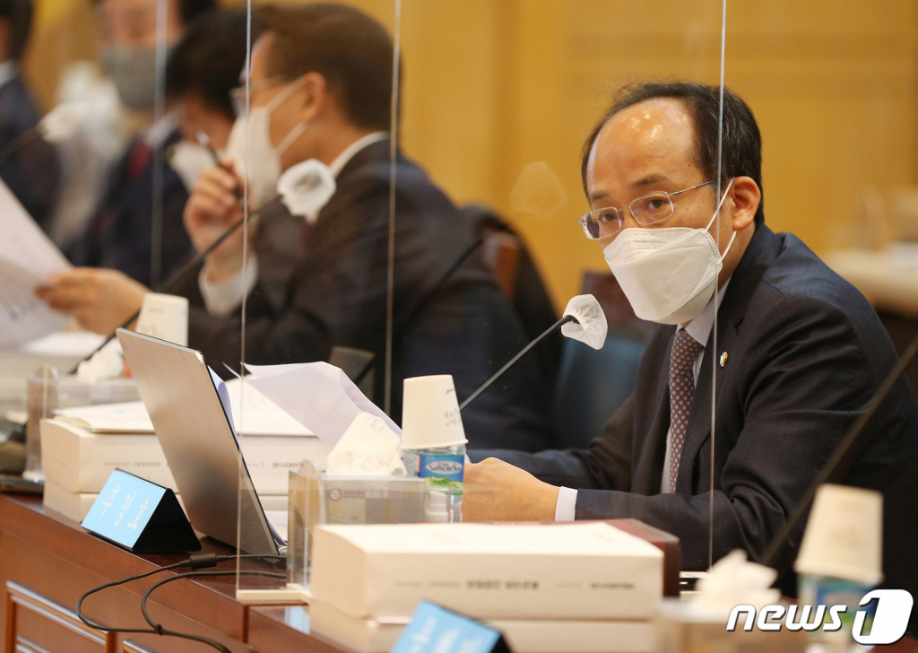 추경호 국민의힘 의원이 지난해 10월20일 오전 대구 중구 동인동 한국은행 대구경북본부에서 열린 국회 기획재정위원회의 대구지방국세청과 한국은행 대구경북·포항본부에 대한 국정감사에서 질의하고 있다. / 사진제공=뉴스1