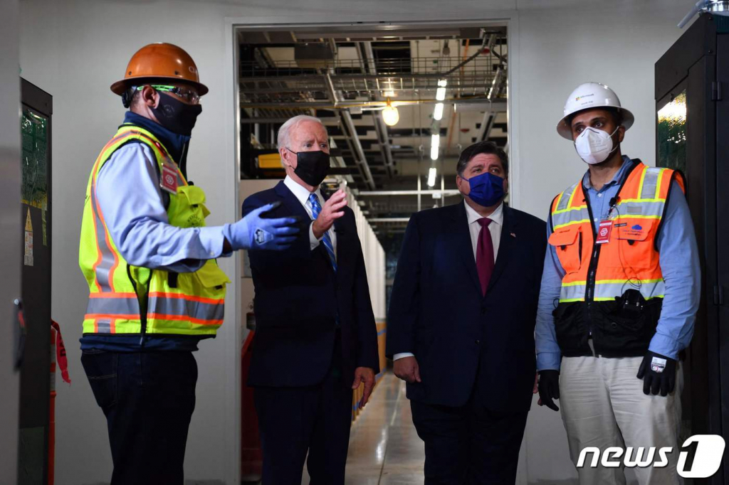 (엘크 그로브 AFP=뉴스1) 우동명 기자 = 조 바이든 미국 대통령이 7일(현지시간) 일리노이주 엘크 그로브 빌리지에 있는 클레이코사의 MS 데이터 센터 건설 현장을 둘러보고 있다.  ? AFP=뉴스1  