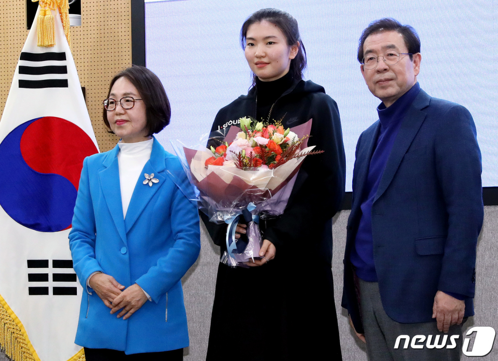 (서울=뉴스1) 박정호 기자 = 심석희 선수가 3일 오후 서울시청 영상회의실에서 열린 서울시청 쇼트트랙팀 입단식에서 박원순 서울시장, 권미혁 더불어민주당 의원과 기념촬영을 하고 있다.   2020.1.3/뉴스1  