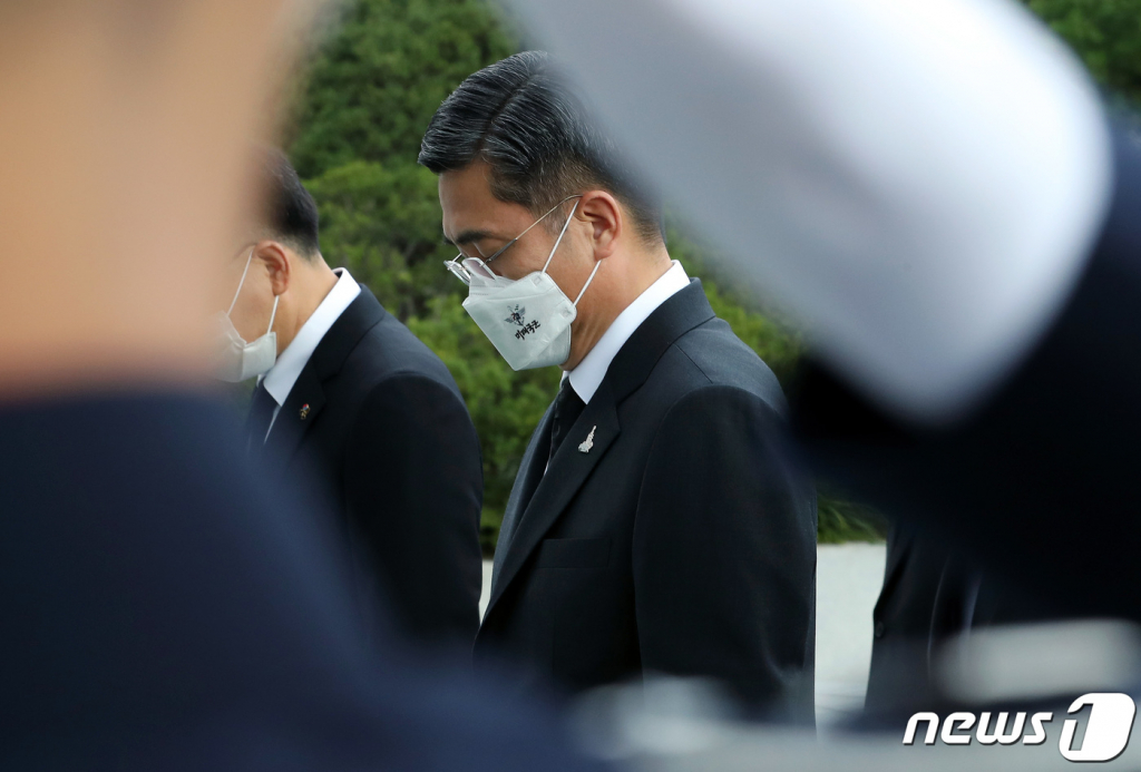 (서울=뉴스1) 이동해 기자 = 서욱 국방부 장관이 25일 오전 제72주년 국군의 날을 앞두고 서울 동작구 국립서울현충원을 찾아 참배하고 있다. 2020.9.25/뉴스1  
