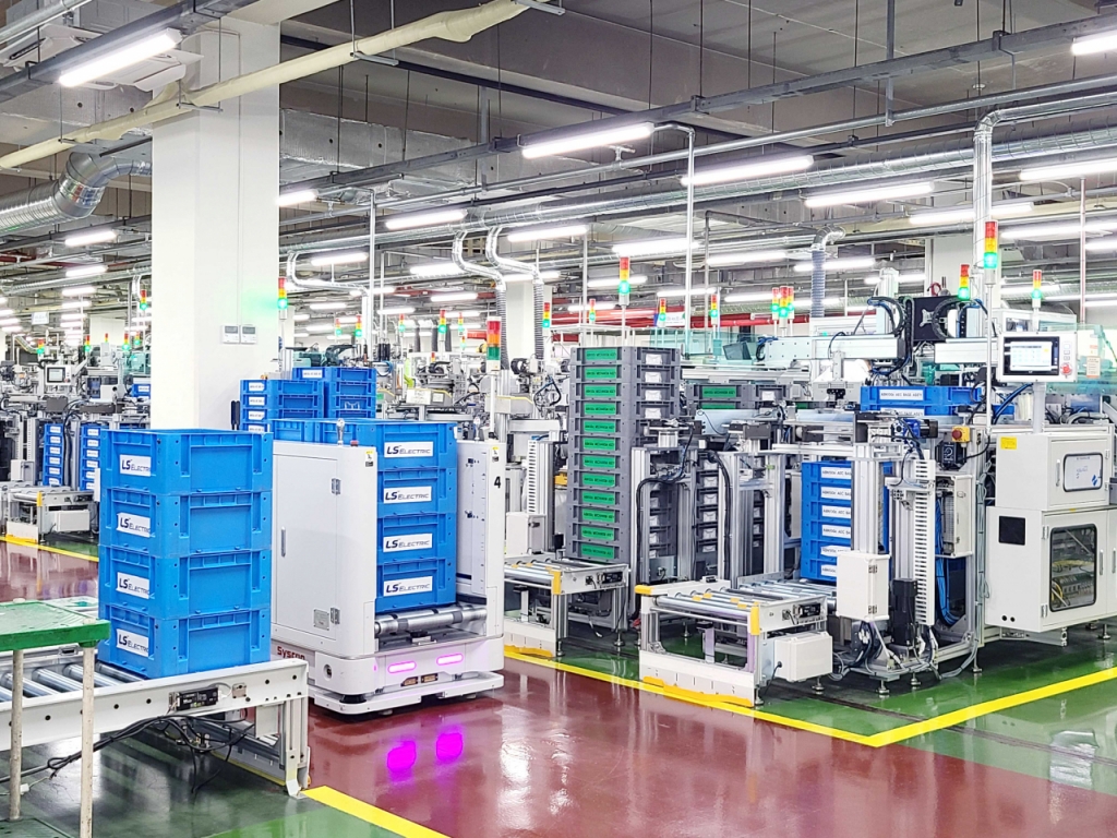 LS일렉트릭 청주스마트공장 내부 모습. 무인운반차량이 생산된 제품을 싣고 이동하고 있다./사진제공=LS일렉트릭