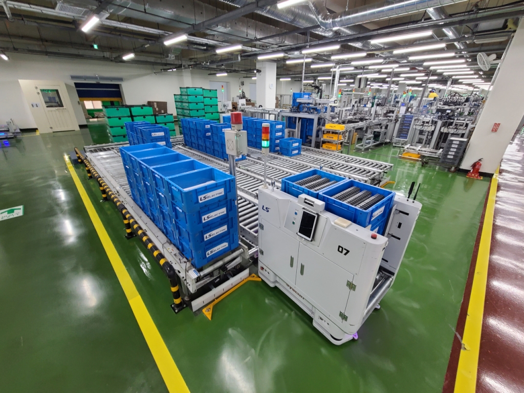 LS일렉트릭 청주스마트공장에서 무인운반차량이 생산된 제품을 싣고 이동하고 있는 모습./사진제공=LS일렉트릭