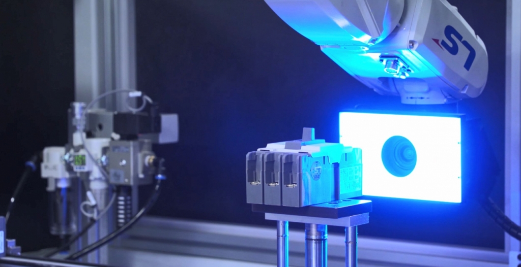 LS일렉트릭 청주스마트공장에서 생산된 저압전력기기를 자동검사기로 품질검사를 하는 모습./사진제공=LS일렉트릭