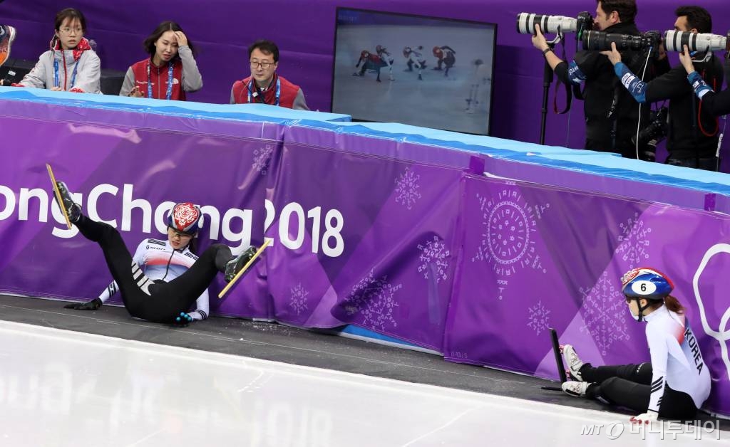  쇼트트랙 최민정(오른쪽)과 심석희(왼쪽)가 22일 오후 강원도 강릉 아이스아레나에서 열린 '2018 평창동계올림픽 쇼트트랙 여자 1,000m 결승'에서 충돌해 미끄러져 넘어져 있다. /사진=강릉(강원)=김창현 기자