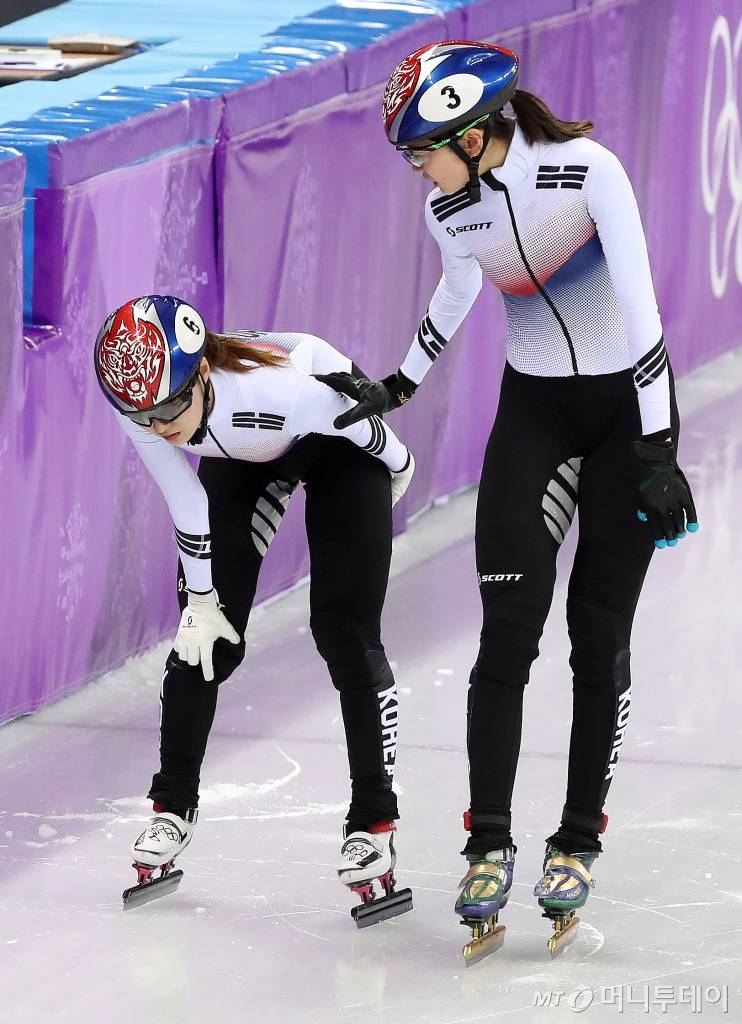 쇼트트랙 최민정(왼쪽)과 심석희(오른쪽)가 22일 오후 강원도 강릉 아이스아레나에서 열린 '2018 평창동계올림픽 쇼트트랙 여자 1,000m 결승'에서 결승선을 통과 한 뒤, 이야기를 나누고 있다. 둘은 마지막 코너에서 충돌해 심석희는 실격, 최민정은 4위를 기록했다. /사진=강릉(강원)=김창현 기자