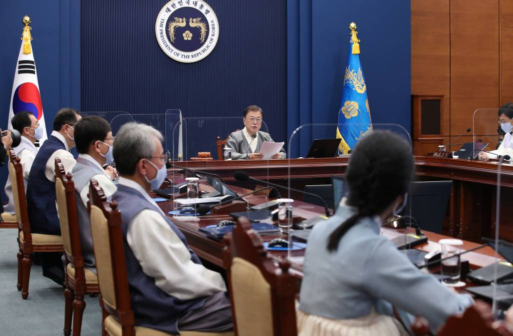 [서울=뉴시스] 김진아 기자 = 문재인 대통령이 12일 오전 청와대 여민관 영상회의실에서 열린 국무회의에서 가을 한복문화주간을 맞아 한복을 입고 발언을 하고 있다. 2021.10.12.