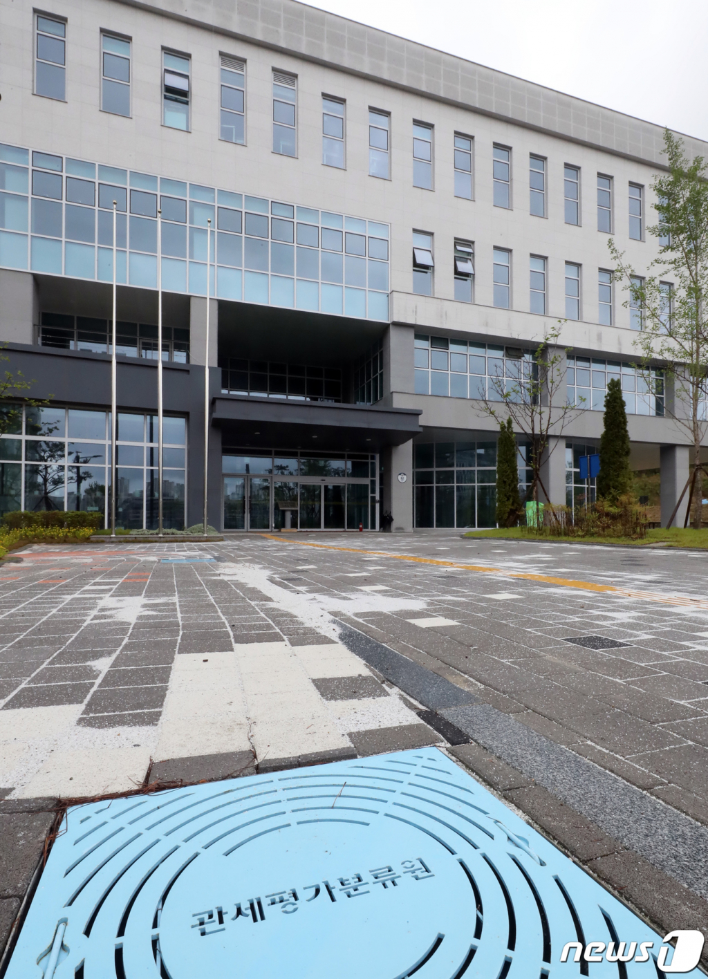 (세종=뉴스1) 장수영 기자 = 17일 관세청 산하 관세평가분류원이 세종시 이전대상이 아닌데도 세금 171억원을 들여 신청사를 짓고, 1년째 사용하지 않는 유령청사로 방치 중인 것으로 알려졌다. 또한 이 과정에서 일부 직원은 아파트 특공을 받아 수억원의 시세차익을 얻은 것으로 알려져 논란이 일고 있다.   권영세 국민의힘 의원실이 입수한 행정안전부·관세청 자료에 따르면, 대전시에 위치한 관평원은 지난 2015년 세종시 반곡동에 신청사 건립을 추진했다. 그러나 2018년 행정안전부가 '행정중심복합도시 건설을 위한 특별법'(행복도시법)에 따라 대전에 소재한 관평원을 이전 제외 대상으로 고시하면서 이전 대상에서 제외됐다. 2021.5.17/뉴스1  