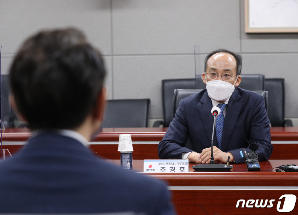 (서울=뉴스1) 신웅수 기자 = 추경호 국민의힘 원내수석부대표가 11일 오전 서울 종로구 정부서울청사 내 국민권익위원회 산하 정부합동민원센터에서 국민의힘 국회의원 부동산 투기의혹 전수조사 의뢰서를 전달한 후 입장을 밝히고 있다.  국민의힘은 지난 9일 감사원에 부동산 전수조사를 의뢰했지만 감사원은 국회·법원·헌법재판소 소속 공무원은 감사원의 감찰 대상이 아니라며 불가 회신한 바 있다. 2021.6.11/뉴스1  