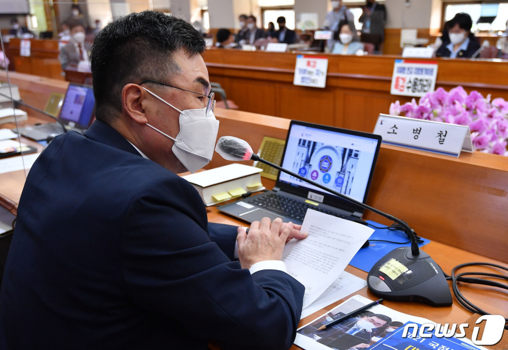 (서울=뉴스1) 국회사진취재단 = 소병철 더불어민주당 의원이 1일 서울 서초구 대법원에서 열린 국회 법제사법위원회의 대법원(법원행정처), 사법연수원 등에 대한 국정감사에서 질의를 하고 있다. 2021.10.1/뉴스1  