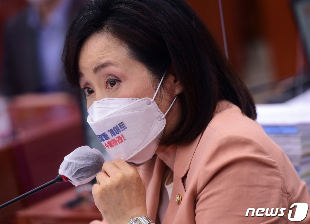 (서울=뉴스1) 이동해 기자 = 전주혜 국민의힘 의원이 8일 국회에서 열린 법제사법위원회의 대전고등법원, 대구고등법원 등 각 지역법원에 대한 국정감사에서 질의를 하고 있다. 2021.10.8/뉴스1  