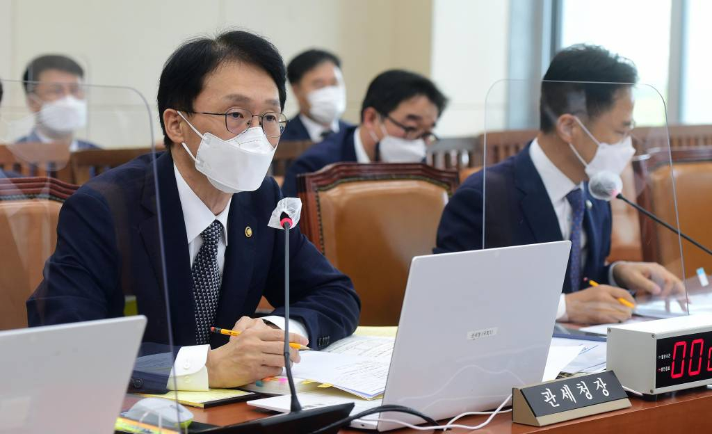 임재현 관세청장이 12일 국회에서 열린 기획재정위원회의 관세청·조달청·통계청에 대한 국정감사에서 의원 질의에 답하고 있다. / 사진제공=뉴시스