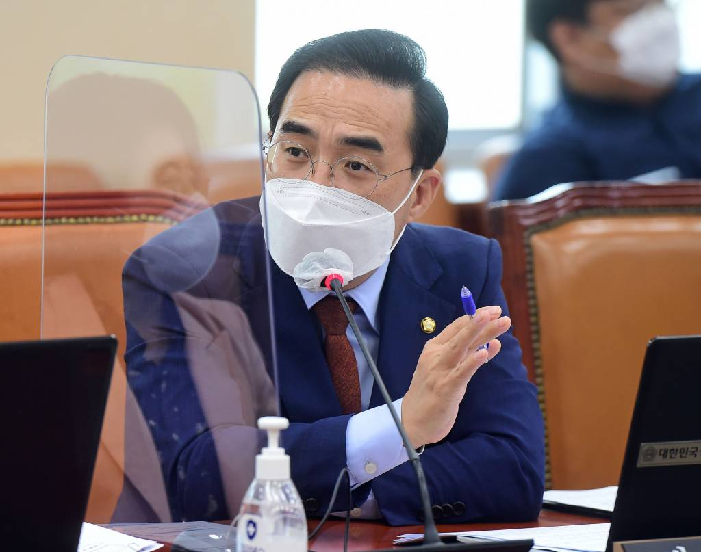 [서울=뉴시스] 전신 기자 = 박홍근 더불어민주당 의원이 12일 서울 여의도 국회에서 열린 기획재정위원회의 관세청·조달청·통계청에 대한 국정감사에 증인으로 출석한 김정 관세평가분류원 원장에게 질의를 하고 있다. (공동취재사진) 2021.10.12.