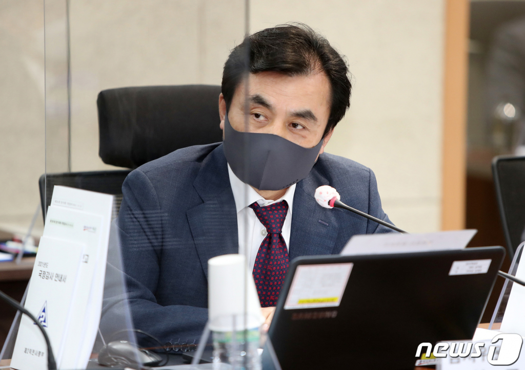 (대구=뉴스1) 공정식 기자 = 8일 대구 육군 제2작전사령부에서 국회 국방위원회의 국정감사에서 더불어민주당 안규백 의원이 질의하고 있다. 2021.10.8/뉴스1  