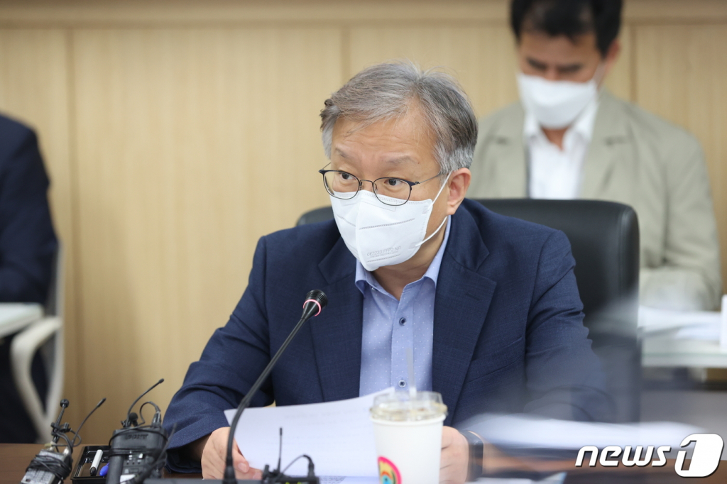 (서울=뉴스1) = 권칠승 중소벤처기업부 장관이 12일 대전 소상공인시장진흥공단에서 열린 확대간부회의 겸 중기부·유관기관 합동 소상공인 손실보상 점검회의에서 모두발언을 하고 있다. (중소벤처기업부 제공) 2021.10.12/뉴스1  