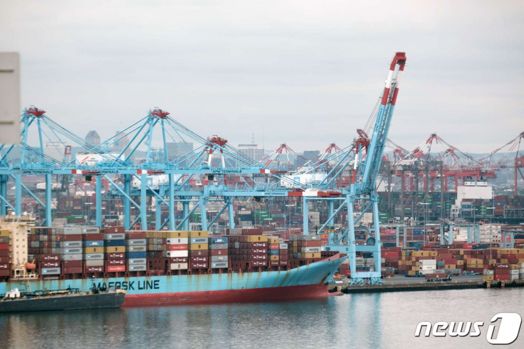 (베이온 AFP=뉴스1) 금준혁 기자 = 6일(현지시간) 화물선이 뉴저지의 베이온 항구에 화물을 내리는 모습.  ? AFP=뉴스1  