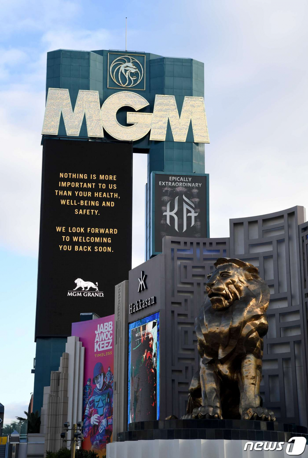 (라스베이거스 AFP=뉴스1) 우동명 기자 = 2020년 3월17일 (현지시간) 코로나19 확산 영향으로 대형 리조트그룹 MGM이 네바다주 라스베이거스의 카지노와 호텔에 폐쇄를 알리는 안내 자막이 보인다.  ? AFP=뉴스1  
