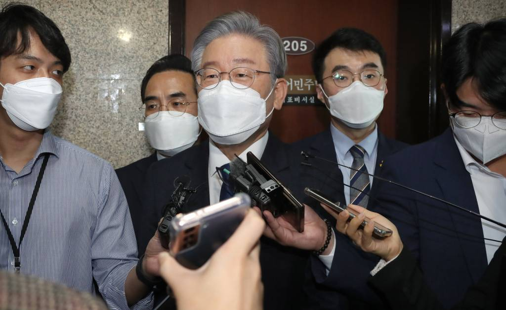 [서울=뉴시스] 전신 기자 = 더불어민주당 대선후보인 이재명 경기도지사가 13일 서울 여의도 국회에서 열린 대통령후보-당대표-상임고문단 간담회를 마친 후 취재진 질문에 답변하고 있다. (공동취재사진) 2021.10.13.