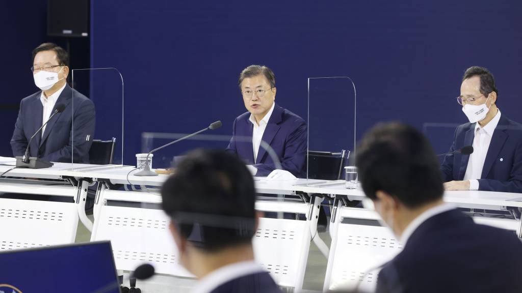 [세종=뉴시스] 김진아 기자 = 문재인 대통령이 14일 오후 세종시 정부세종컨벤션센터에서 열린 '균형발전 성과와 초광역협력 지원전략 보고'행사에서 발언하고 있다. 2021.10.14.