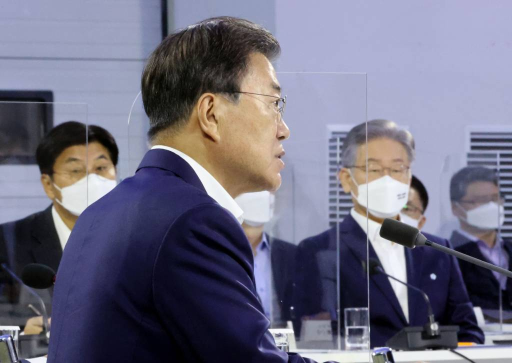 [세종=뉴시스] 김진아 기자 = 문재인 대통령이 14일 오후 세종시 정부세종컨벤션센터에서 열린 '균형발전 성과와 초광역협력 지원전략 보고'행사에서 발언하고 있다. 오른쪽은 더불어민주당 대선후보인 이재명 경기도지사. 2021.10.14.