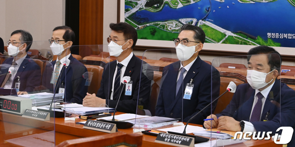 손태락 한국부동산원 원장(왼쪽 두번째) 이 14일 국회에서 열린 국토교통위원회의 한국부동산원 등 9개 공공기관 국정감사에서 질의에 답변하고 있다. 오른쪽부터 백성기 대한건설기계안전관리원 원장 직무대행, 김정렬 한국국토정보공사 사장, 문대림 제주국제자유도시개발센터 이사장, 손 원장, 권형택 주택도시보증공사 사장. /사진=뉴스1