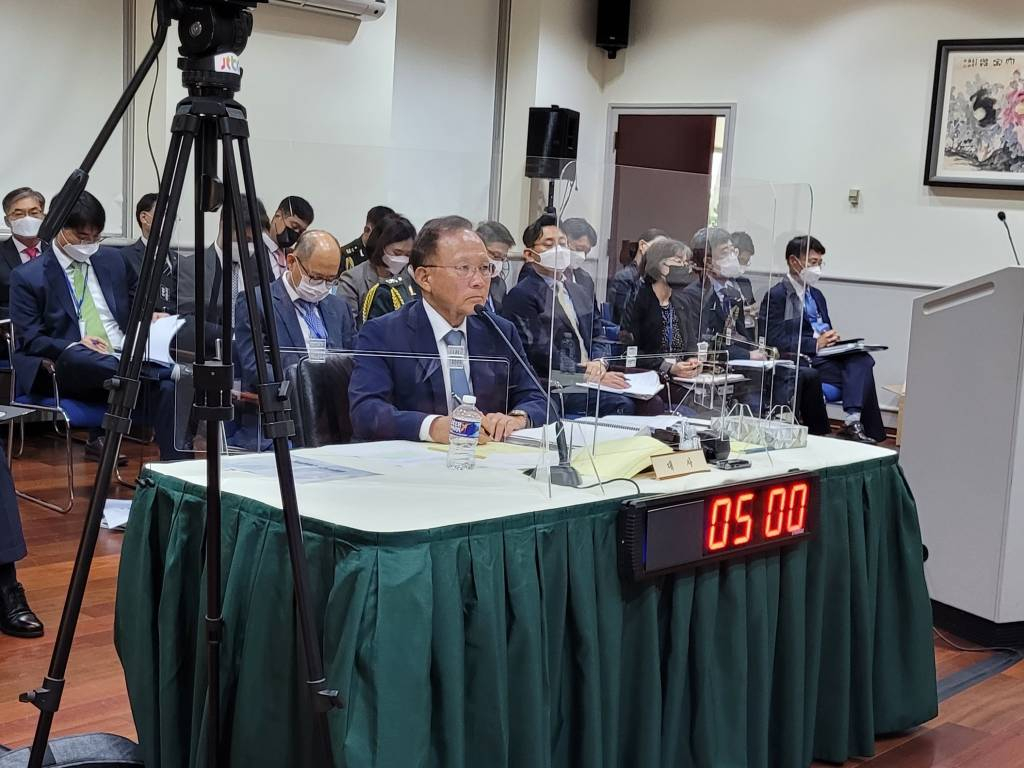 [워싱턴=뉴시스]김난영 기자 = 이수혁 주미대사가 13일(현지시간) 워싱턴DC 주미대사관에서 국회 외교통일위원회 국정감사에 임하고 있다. 2021.10.13.