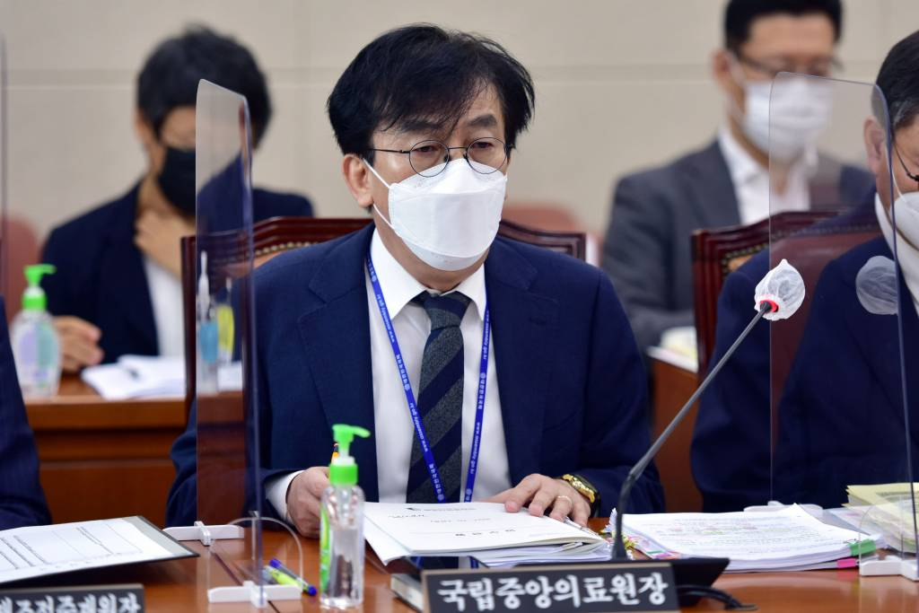 [서울=뉴시스] 최진석 기자 = 14일 국회에서 열린 보건복지위의 한국보건산업진흥원,대한적십자사 등에 대한 국정감사에 정기현 국립중앙의료원장이 출석하고 있다. (공동취재사진) 2021.10.14.