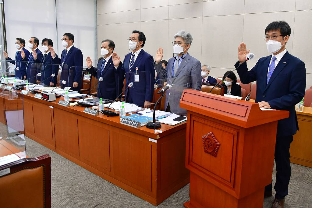 [서울=뉴시스] 최진석 기자 = 14일 국회에서 열린 보건복지위원회의 한국보건산업진흥원,대한적십자사 등에 대한 국정감사에서 권순만 한국보건산업진흥원장 등 피감기관장들이 증인 선서를 하고 있다. (공동취재사진) 2021.10.14.