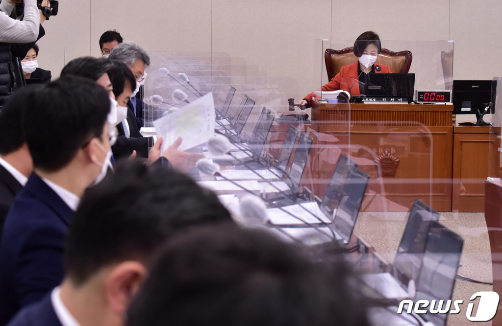 진선미 위원장이 지난 2월22일 서울 여의도 국회에서 열린 국토교통위원회 전체회의에서 의사봉을 두드리고 있다. /사진=뉴스1
