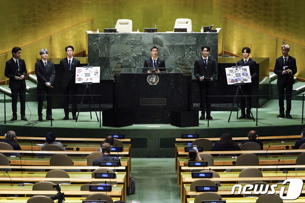 (서울=뉴스1) = 그룹 방탄소년단(BTS)이 20일(현지시간) 뉴욕 유엔본부에서 열린 제76차 유엔 총회 SDG Moment(지속가능발전목표 고위급회의) 개회 세션에서 발언하고 있다. (청와대 제공) 2021.9.21/뉴스1  