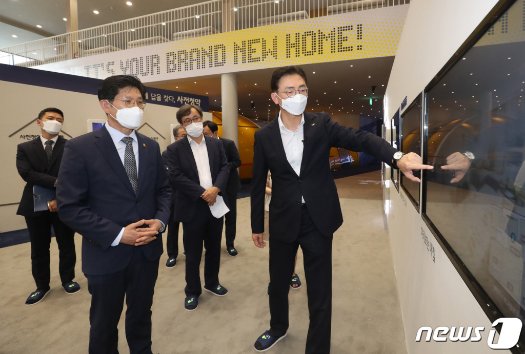 (서울=뉴스1) 김영운 기자 = 노형욱 국토교통부 장관이 28일 오후 서울 송파구 장지동에 위치한 3기 신도시 사전청약 접수처를 방문해 전시장에 있는 홍보콘텐츠를 둘러보고 있다. 2021.7.28/뉴스1  