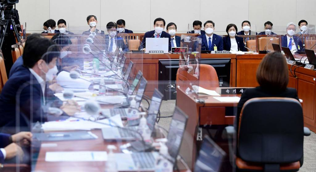 15일 서울 여의도 국회에서 열린 기획재정위원회의 한국은행에 대한 국정감사에서 이주열 한국은행 총재가 의원 질의에 답하고 있다. / 사진제공=뉴시스