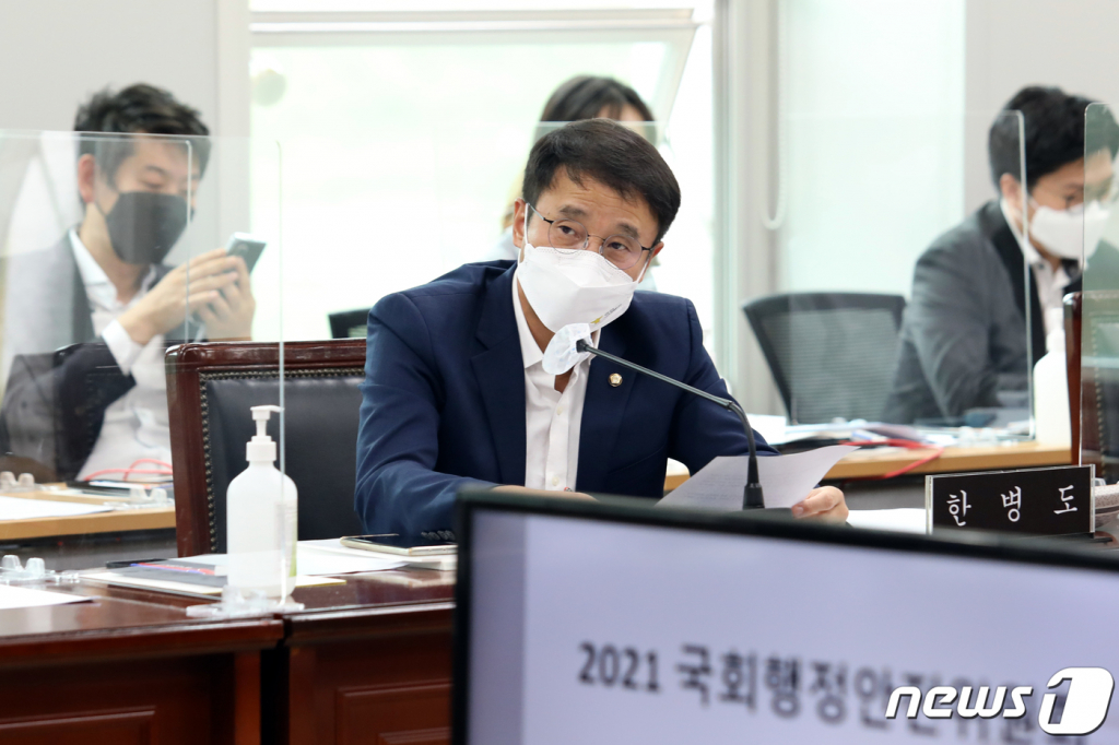 한병도 더불어민주당 의원이 15일 오후 전남 무안군 전남경찰청에서 열린 국회 행정안전위원회의 전남경찰청에 대한 국정감사에 참석하고 있다.(전남경찰 제공) /사진=뉴스1