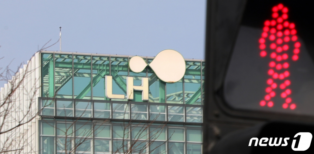 한국토지주택공사(LH) 직원들의 '땅 투기 의혹 사태'가 확산되고 있는 지난 3월 전북 전주시 LH전북본부 인근 신호등에 빨간불이 켜져 있다. /사진=뉴스1