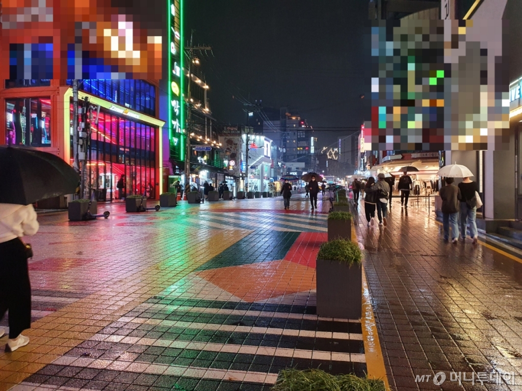 18일 저녁 서울 마포구 홍대입구역 인근 번화가가 한산한 모습을 보이고 있다. / 사진 = 홍재영 기자