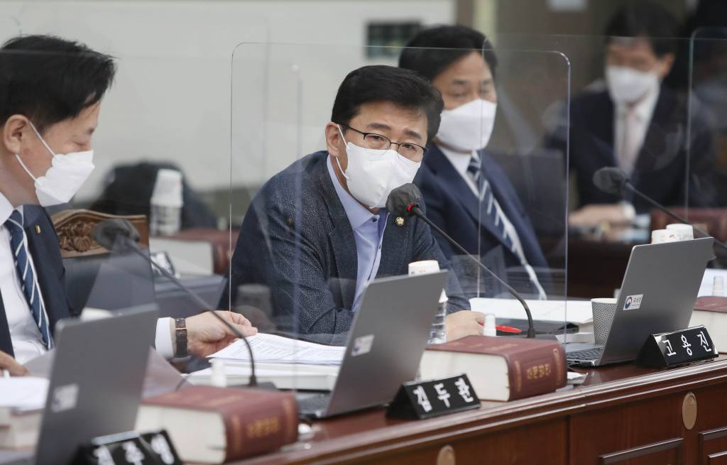 고용진 더불어민주당 의원이 이달 18일 오전 대구 달서구 정부대구지방합동청사에서 열린 2021년도 국회 기획재정위원회의 대구지방국세청, 한국은행 대구경북·포항본부 국정감사에서 질의하고 있다. / 사진제공=뉴시스