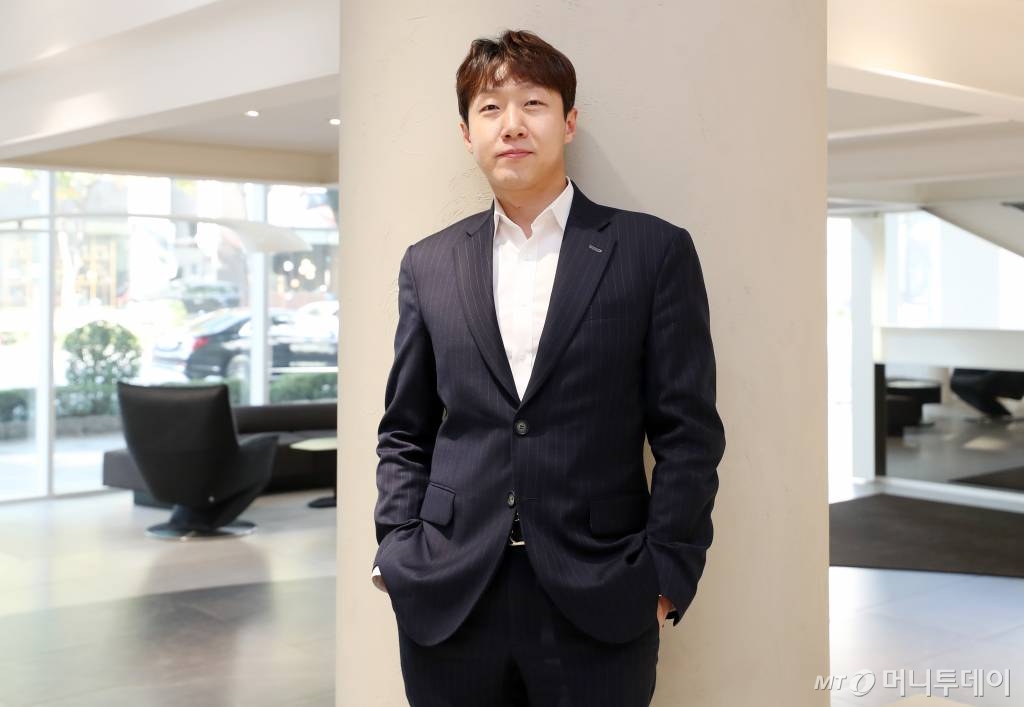 19일 서울시 강남구 논현동 유진투자증권 챔피언스라운지 금융센터에서 김동선 유진투자증권 챔피언스라운지 금융센터 PB2팀장이 사진 촬영을 하고 있다. /사진=김휘선 기자 hwijpg@