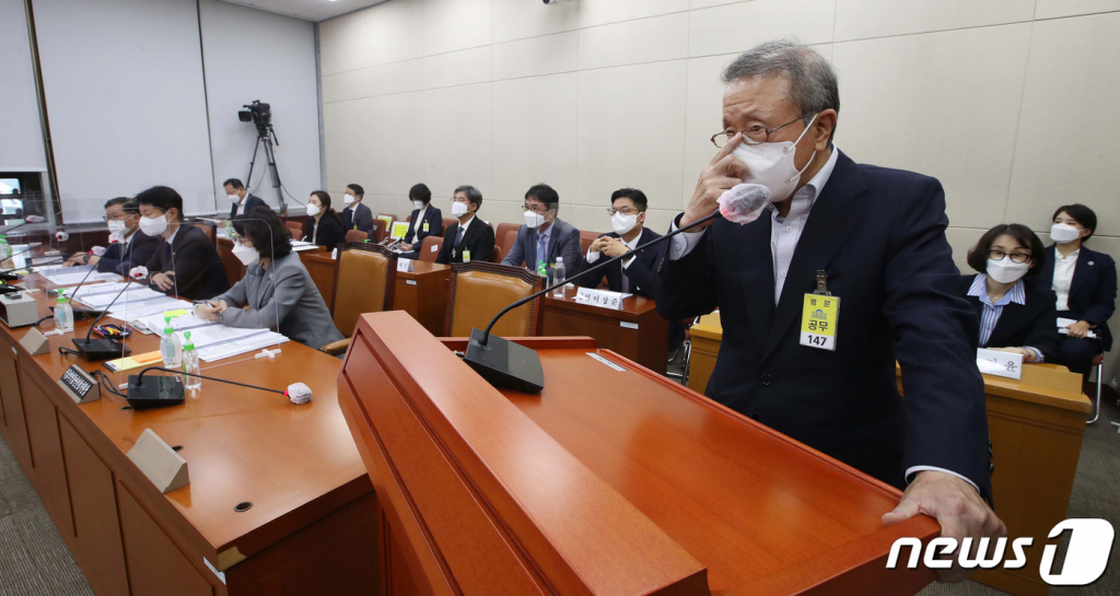 (서울=뉴스1) 이동해 기자 = 홍원식 남양유업 회장이 8일 서울 여의도 국회에서 열린 보건복지위 국정감사에 증인 출석해 의원들의 질의에 답하고 있다. 2021.10.8/뉴스1  