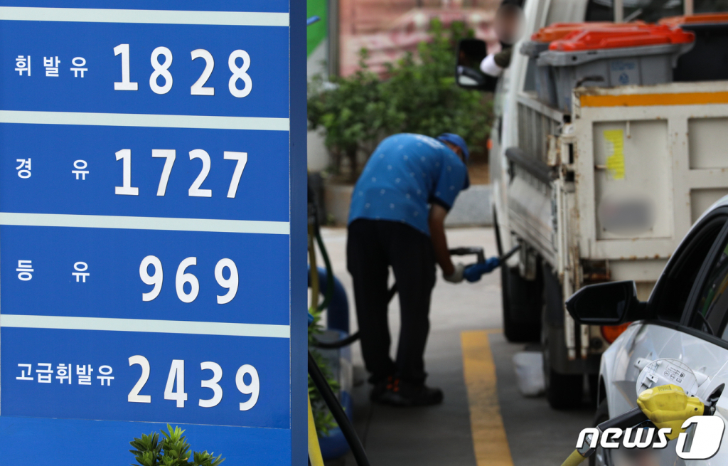 (서울=뉴스1) 성동훈 기자 = 전국 주유소 휘발유 가격이 3주 연속으로 소폭 하락해 안정세를 나타내고 있다. 한국석유공사 유가정보서비스 오피넷에 따르면 9월 첫째 주 전국 주유소 휘발유 판매 가격은 리터당 1천643.4원을 기록, 지난주보다 1.3원 내렸다. 경유 판매 가격은 전주보다 1.5원 하락한 리터당 1천437.9원을 기록했다.   사진은 5일 오전 서울의 한 주유소 모습. 2021.9.5/뉴스1  