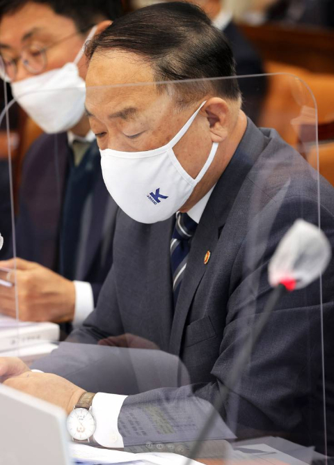 홍남기 경제부총리가 20일 서울 여의도 국회에서 열린 기획재정위원회의 기획재정부 등에 대한 종합감사에서 자료를 살펴보고 있다. / 사진제공=뉴시스