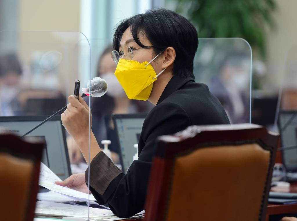 장혜영 정의당 의원이 이달 12일 국회에서 열린 기획재정위원회의 관세청·조달청·통계청에 대한 국정감사에서 질의를 하고 있다. / 사진제공=뉴시스