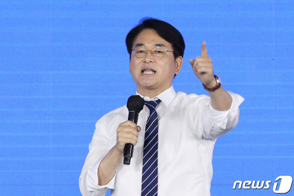 (서울=뉴스1) 국회사진취재단 = 박용진 더불어민주당 대선 예비후보가 10일 오후 서울 송파구 올림픽공원 SK올림픽핸드볼경기장에서 열린 제20대 대통령선거 후보자 선출을 위한 서울 합동연설회에서 정견발표를 하고 있다. 2021.10.10/뉴스1  